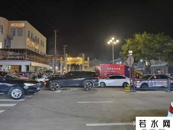 赣榆“二道街”夜市开集，现场人山人海，目前看是商铺+摊主双赢
