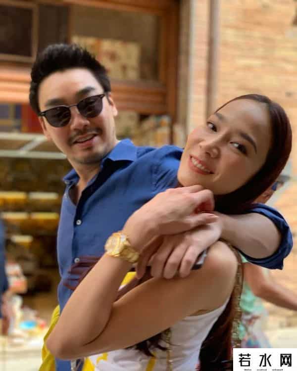 aum p,42岁的泰版鲜肉菩萨，翘臀细腰迷倒20岁奶狗，她比萧亚轩还快乐？