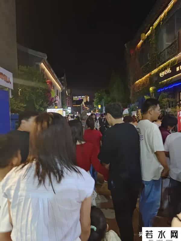 赣榆“二道街”夜市开集，现场人山人海，目前看是商铺+摊主双赢