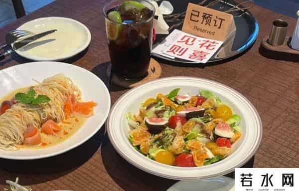 在临港开店，抓住“无处花钱”的人们，“这里的空白，全是我们的机会”