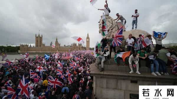 15万人走上伦敦街头游行，马斯克视频喊话解散英国议会