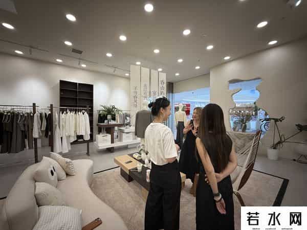 在临港开店，抓住“无处花钱”的人们，“这里的空白，全是我们的机会”