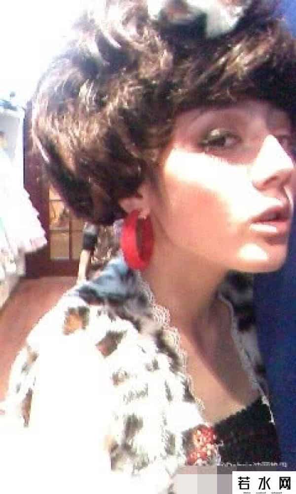 非主流新生代,迪丽热巴学生时期自拍曝光，太非主流，16岁时的造型看起来像46岁