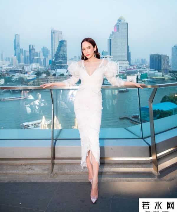 aum p,42岁的泰版鲜肉菩萨，翘臀细腰迷倒20岁奶狗，她比萧亚轩还快乐？