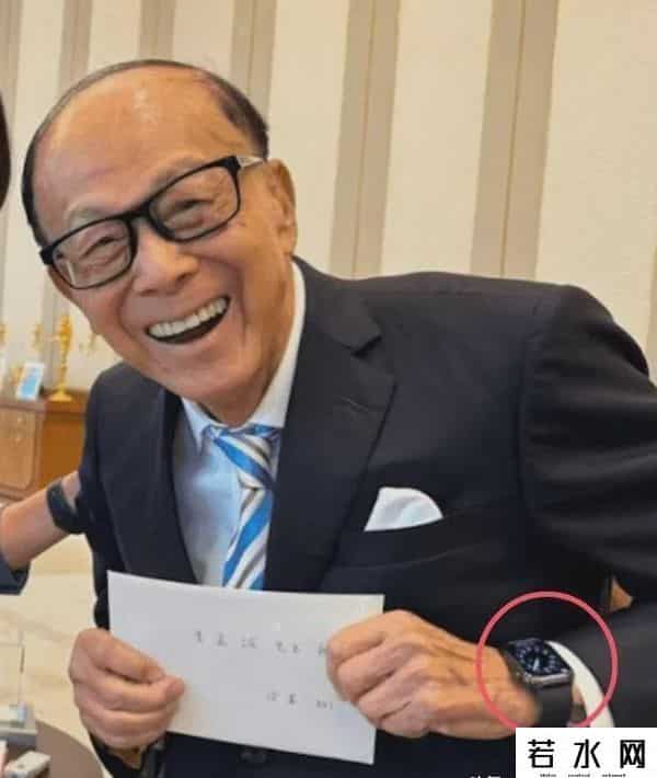 李嘉诚再现身！穿西装与周凯旋同框接见贵客，戴接地气手表引关注