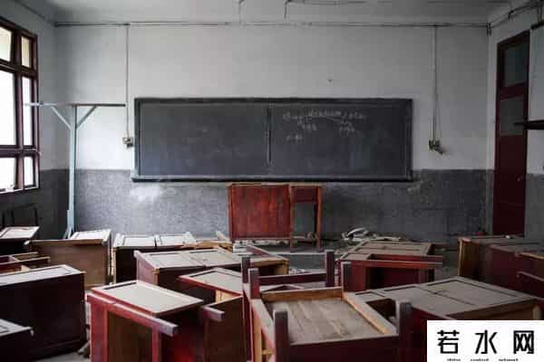 生锈游乐场,城市废墟探索者:我见过废弃的旅馆、监狱和屠宰场