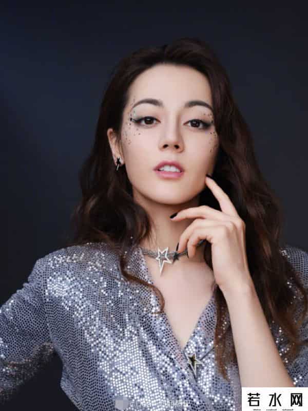 非主流新生代,迪丽热巴学生时期自拍曝光，太非主流，16岁时的造型看起来像46岁