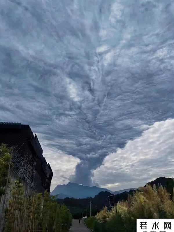 云爆发,峨眉山出现“火山云”，形状诡异遮住半边天，是灾难降临的预兆？