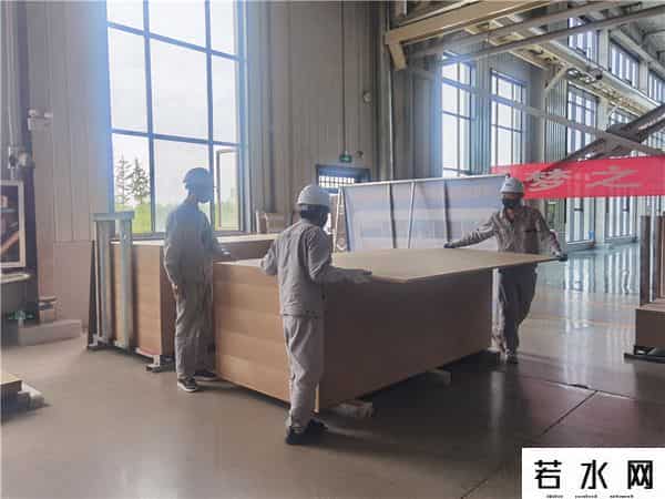 人造板生产线,“晒比看陕西日报全媒体行动走进咸阳”丨探访西北最大的人造板生产线