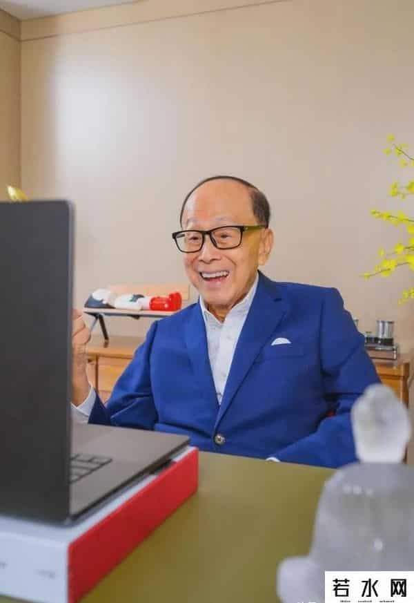 李嘉诚再现身！穿西装与周凯旋同框接见贵客，戴接地气手表引关注