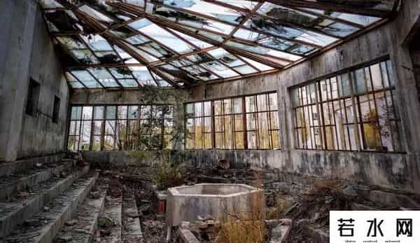 生锈游乐场,城市废墟探索者:我见过废弃的旅馆、监狱和屠宰场