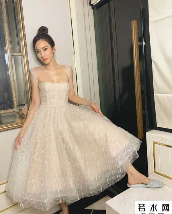 aum p,42岁的泰版鲜肉菩萨，翘臀细腰迷倒20岁奶狗，她比萧亚轩还快乐？