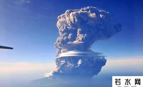 云爆发,峨眉山出现“火山云”，形状诡异遮住半边天，是灾难降临的预兆？