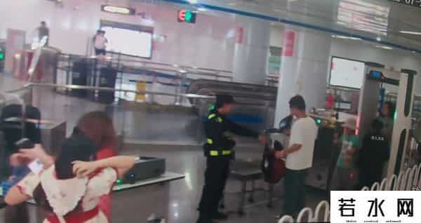 偸拍,男子地铁内蹲地偷拍裙底，作案细节全被记录！警方：行拘5日！