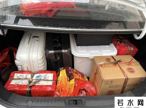 蒸六福,返程的后备厢，“你就是开个集装箱，也会被塞满！”