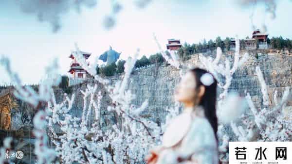 仙骷,小说：众人脸色皆是跟着变了变，目光在她与陌生男人之间游走