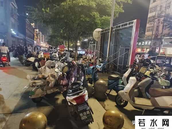 赣榆“二道街”夜市开集，现场人山人海，目前看是商铺+摊主双赢