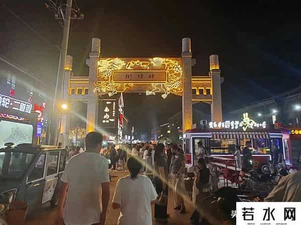 赣榆“二道街”夜市开集，现场人山人海，目前看是商铺+摊主双赢