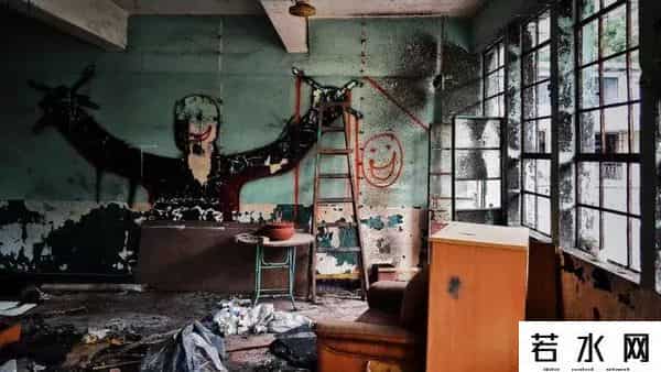 生锈游乐场,城市废墟探索者:我见过废弃的旅馆、监狱和屠宰场