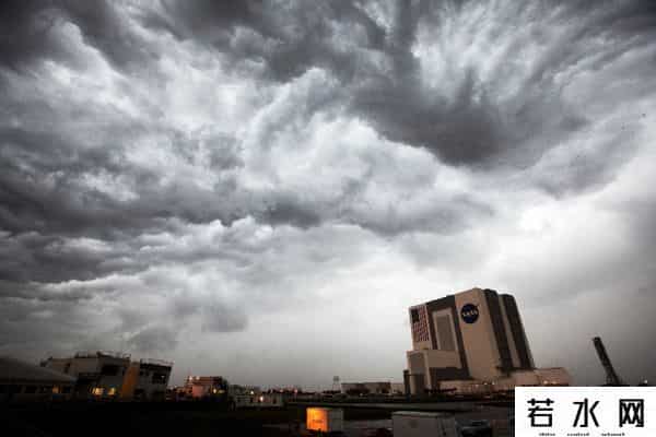云爆发,峨眉山出现“火山云”，形状诡异遮住半边天，是灾难降临的预兆？