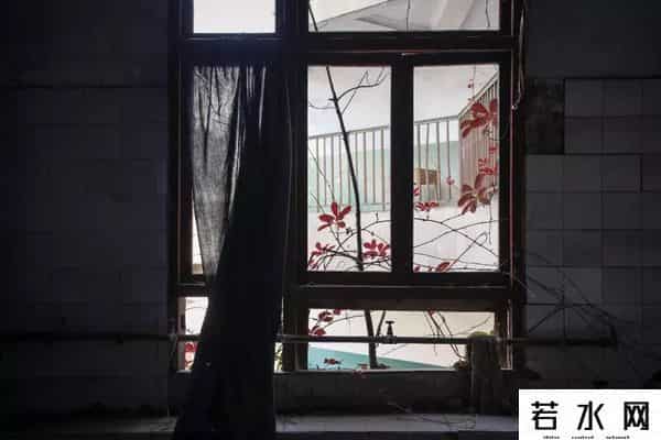 生锈游乐场,城市废墟探索者:我见过废弃的旅馆、监狱和屠宰场