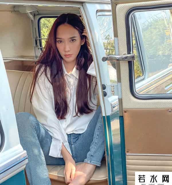 aum p,42岁的泰版鲜肉菩萨，翘臀细腰迷倒20岁奶狗，她比萧亚轩还快乐？