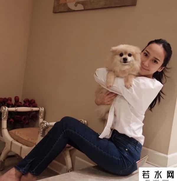 aum p,42岁的泰版鲜肉菩萨，翘臀细腰迷倒20岁奶狗，她比萧亚轩还快乐？