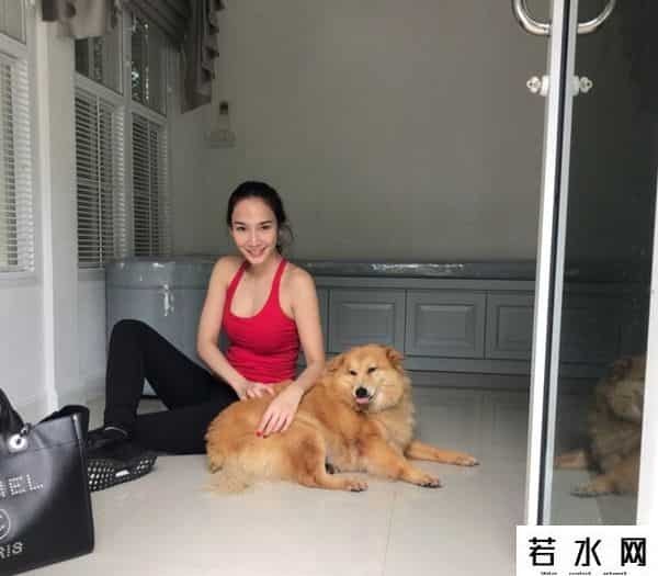 aum p,42岁的泰版鲜肉菩萨，翘臀细腰迷倒20岁奶狗，她比萧亚轩还快乐？