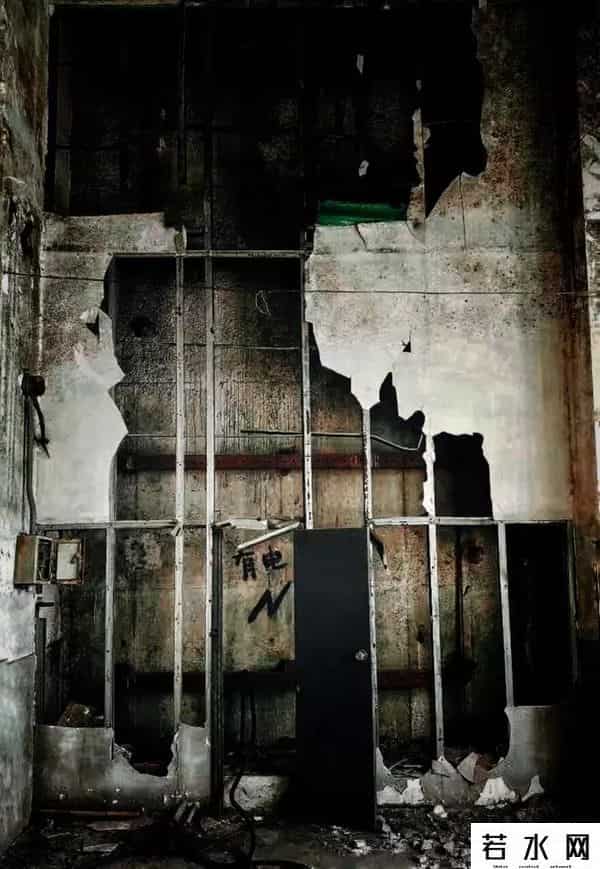 生锈游乐场,城市废墟探索者:我见过废弃的旅馆、监狱和屠宰场