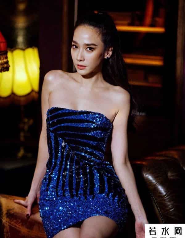 aum p,42岁的泰版鲜肉菩萨，翘臀细腰迷倒20岁奶狗，她比萧亚轩还快乐？