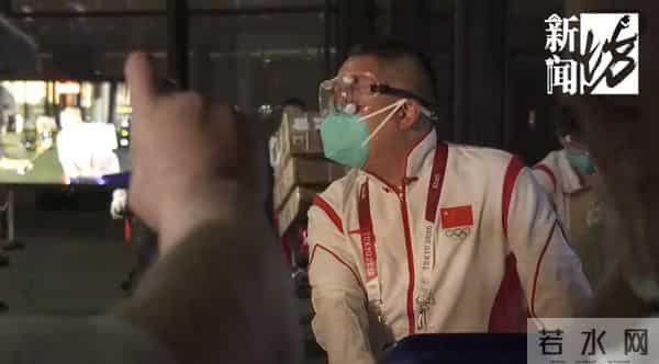 日本网红摘口罩与国乒队员强行合影