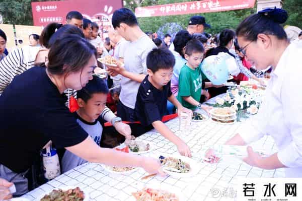 一家一道拿手菜，济南一社区举办中秋百家宴