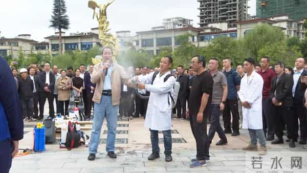 疫情下的成都-市民有序购物