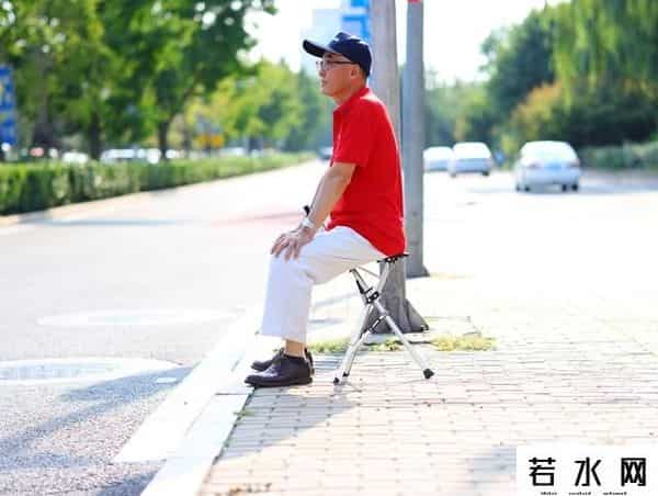 68岁老头网贷欠下90万，换了好几家催收看见老头都直摇头：收不了