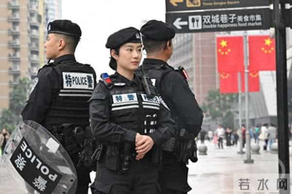 网友遇特警小姐姐眼神坚毅走路带风