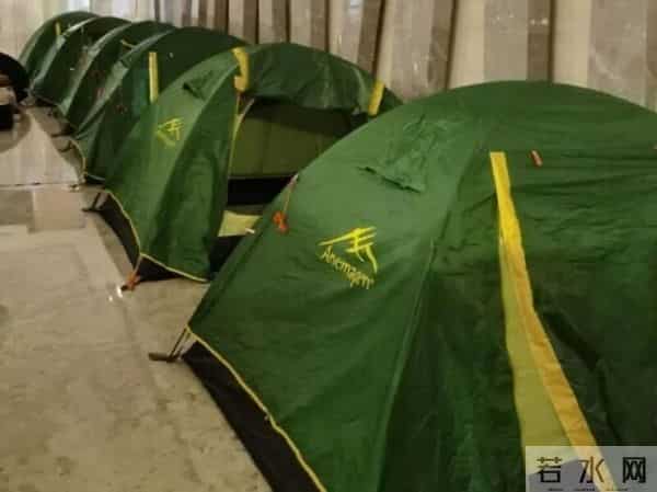 上海有方舱严重漏雨