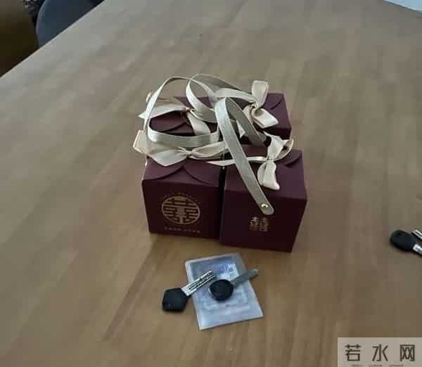 姑娘退租时打扫干净房子留下喜糖