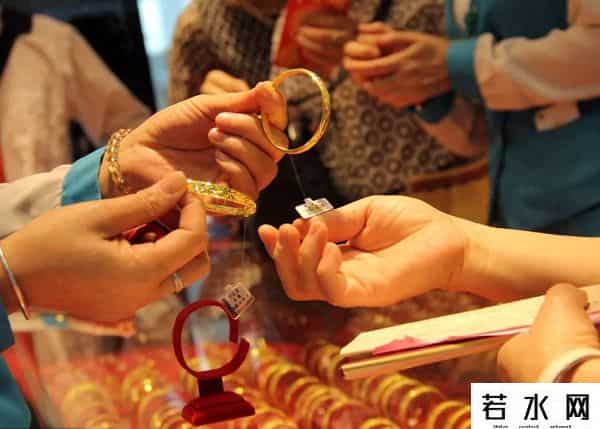 金价涨了消费者就不买？老铺黄金偏靠这招破“魔咒”