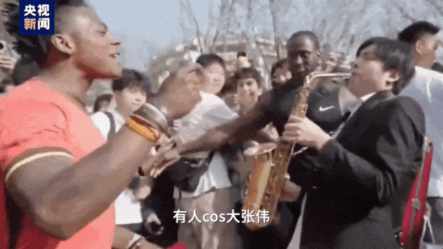 网红甲亢哥在挪威遭粉丝围攻