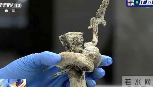 三星堆出土青铜小立人翘着兰花指