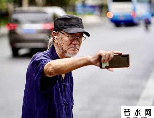 68岁老头网贷欠下90万，换了好几家催收看见老头都直摇头：收不了