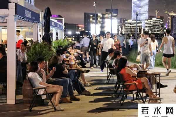 探徐汇｜徐汇“申夜深折”消费券首轮开抢，西岸梦中心夜经济热度攀升