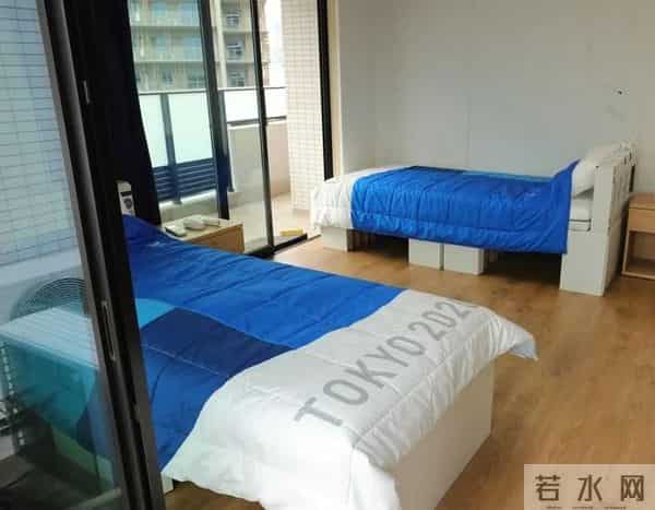 日本网红摘口罩与国乒队员强行合影