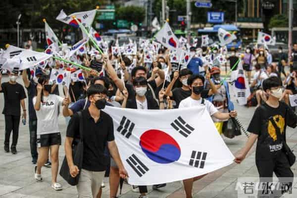 韩国民众当街表演痛打日军