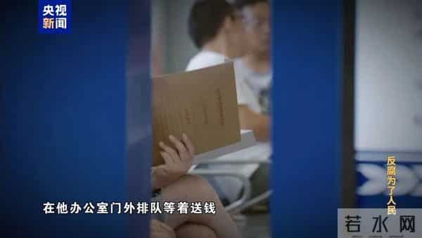 男子开路虎插队洗车