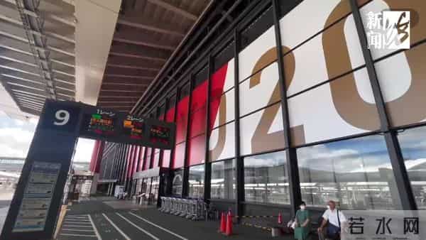 日本网红摘口罩与国乒队员强行合影