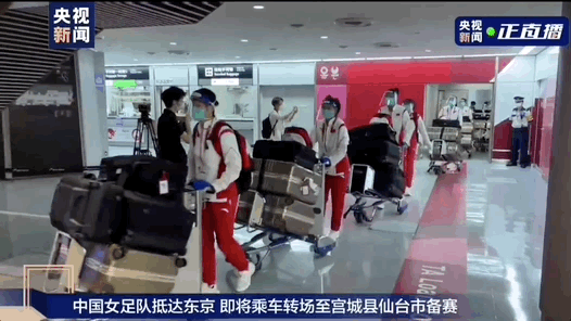 日本网红摘口罩与国乒队员强行合影