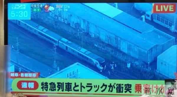 日本列车卡车相撞