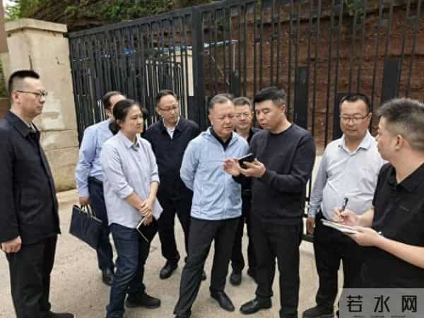 疫情下的成都-市民有序购物