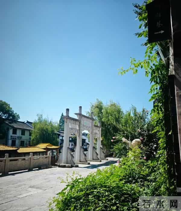 大学生赚1万多奖自己中国游